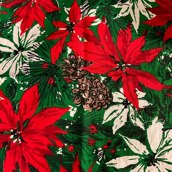 VTG Printed Poinsettia and Pinecone Christmas Table Cloth. Comes with/ 2napkins - Picture 6 of 7